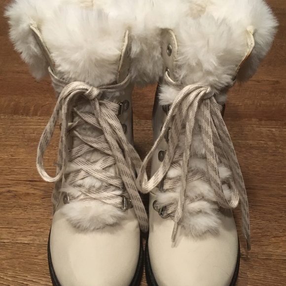 ESPRIT ankle boots, off-white exterior with white fur, size 6. - Picture 2 of 8